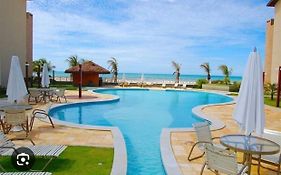 Apartamento Vista total do Mar uma cobertura a 400m do Beach Park no Porto das Dunas Aquiraz Condomínio Terramaris Piscina ampla Parque infantil Sauna Estacionamento privado